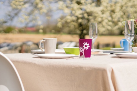 Kubek antypoślizgowy z powierzchnią na wzór kwiata + dedykowany ustnik (soczysta zieleń )